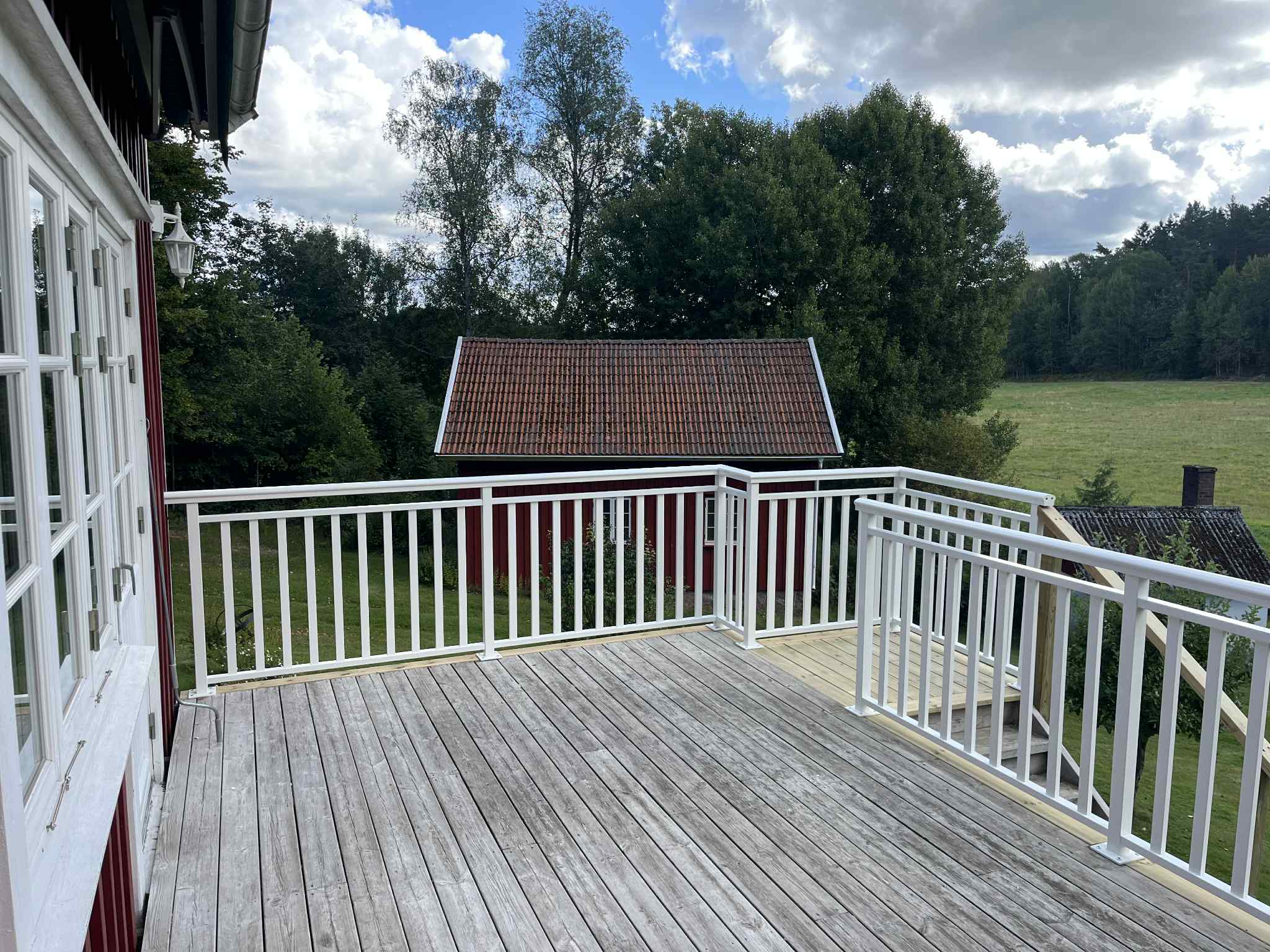 Balkonräcke med stående spjälor. Räcke i aluminium för terass och balkong.